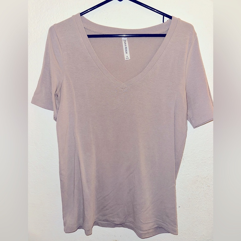 2/$5 bundle! 
Zenana Outfitters V-Neck Short Sleeve Top - Beige